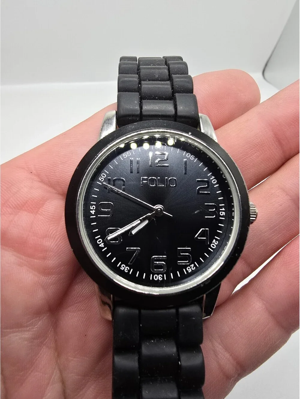 Folio Quartz Analog Watch Black Dial Arabic Numerals Silver Case Black Rubber
